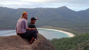 Wine-glass-bay_Freycinet-Peninsula_lookout_worldtour-outdoorexperience